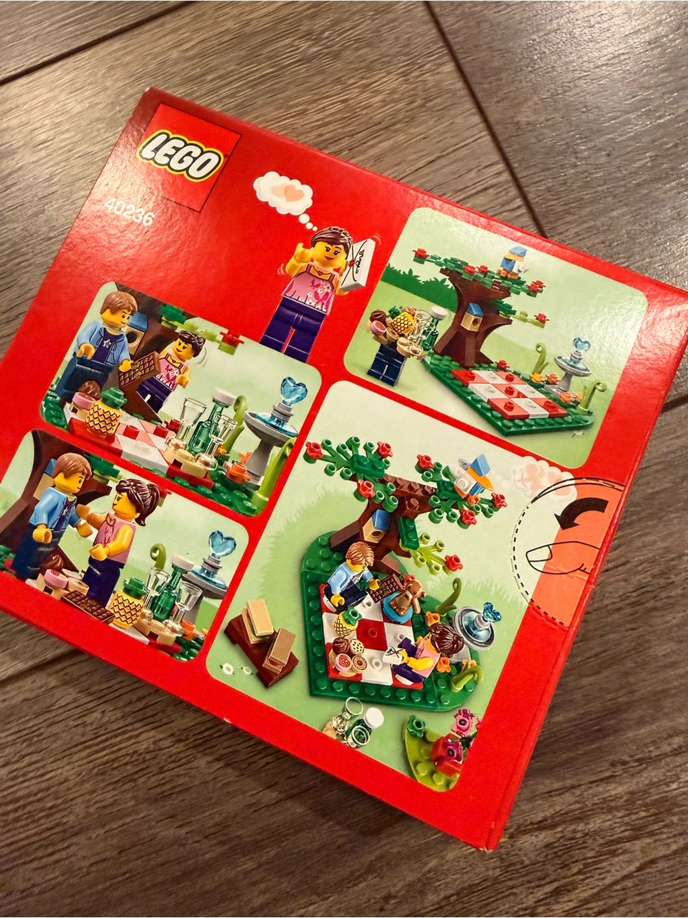 Lego 40236 Picnic Playset with Green Tree, Red Balloon & Blue Bird - Picture 2 of 5